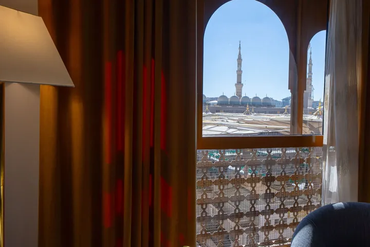 Vue sur un minaret et l'esplanade du Masjid an-Nabawi depuis une chambre du Dar Al Taqwa Hotel