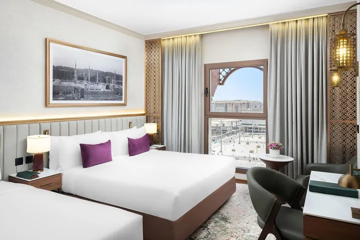 Chambre de l'Elaf Taiba Hotel, fenêtre en arc donnant sur l'esplanade de la mosquée