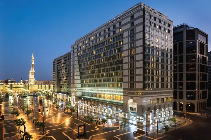 Le Madinah Hilton au crépuscule, face à l'esplanade nord et à un minaret de la mosquée