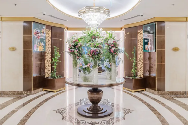 Le lobby du Millennium Taiba Hotel, lustre et compositions florales