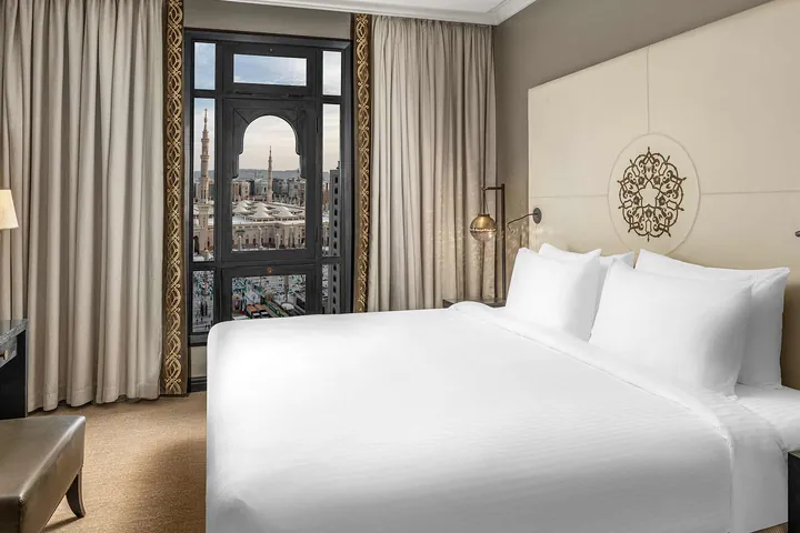 Chambre du Sofitel Shahd Al Madinah, fenêtre ouverte sur un minaret de la mosquée du Prophète