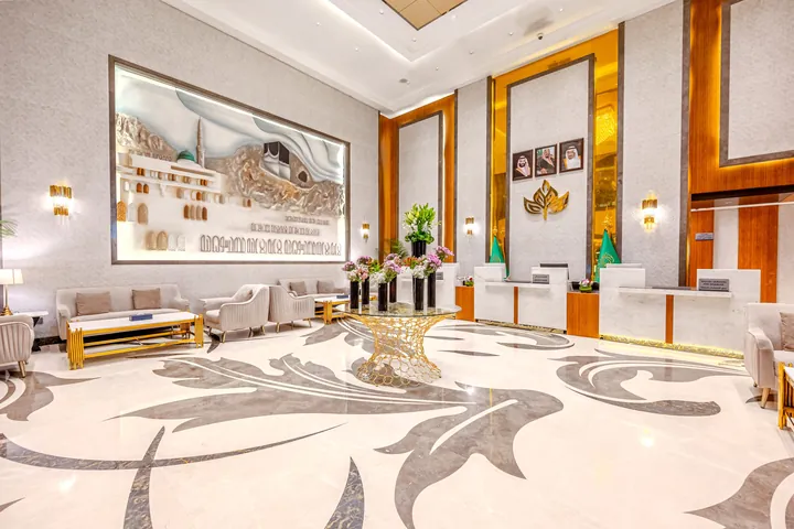 Le lobby de The Venue Al Harithia, sol de marbre et salon
