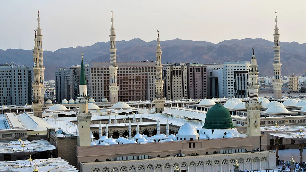 Vue sur la Masjid an-Nabawi, le Dôme Vert et les hôtels de la Central Area à Médine