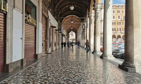 Quartier Esquilino Rome, piazza Vittorio et ses portiques
