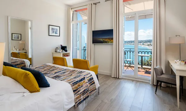 Chambre avec balcon face à la Baie des Anges à l'Hôtel Suisse, Nice
