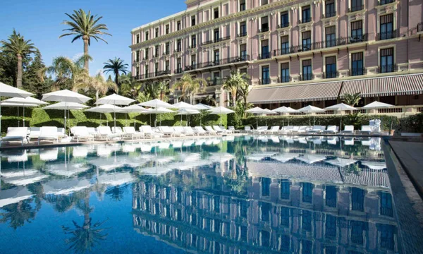 Façade et piscine extérieure de l'Hôtel Royal-Riviera à Saint-Jean-Cap-Ferrat