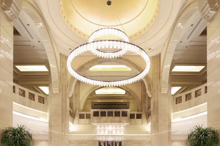 Le lobby du Fairmont Makkah Clock Royal Tower et son lustre circulaire