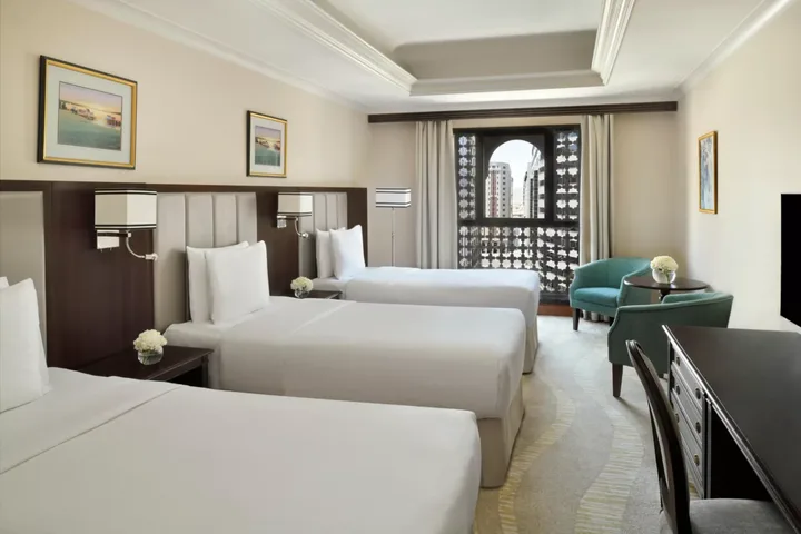 Chambre triple de l'InterContinental Dar Al Iman Madinah, fenêtre à moucharabieh