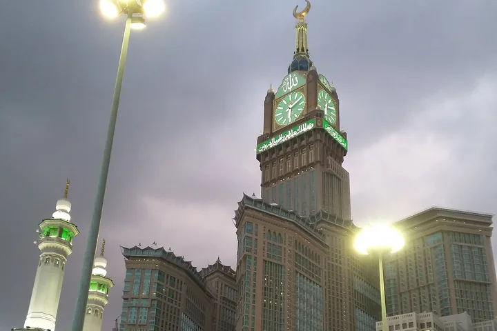 La tour de l'Horloge et les tours du complexe Abraj Al-Bait, qui abrite le Pullman Zamzam
