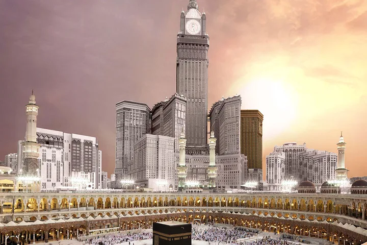 La tour de l'Horloge et la Kaaba au coucher du soleil, vue officielle du Swissôtel Al Maqam Makkah
