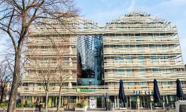 Façade du Holiday Inn Express Paris - Canal de la Villette au bord du bassin de la Villette