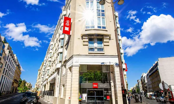Façade d'angle de l'ibis Paris Gare du Nord Château-Landon, rue La Fayette