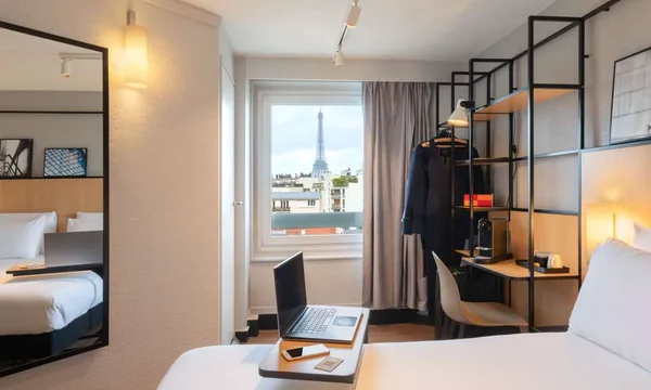 Chambre de l'ibis Paris Tour Eiffel Cambronne avec vue sur la tour Eiffel