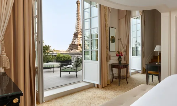 Suite duplex avec terrasse du Shangri-La Paris, vue sur la tour Eiffel