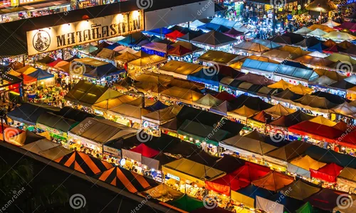 Marché de nuit Ratchada Bangkok avec parapluies colorés