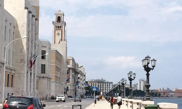 Lungomare de Bari, front de mer et palais des années 1930