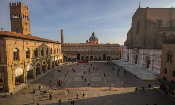 Piazza Maggiore à Bologne, San Petronio et le Pavaglione