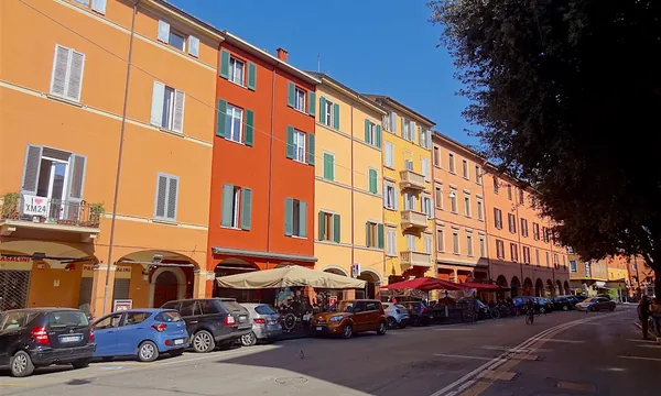 Via Zamboni à Bologne, portiques du quartier universitaire