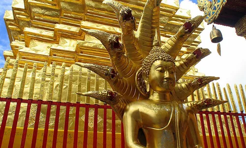 Doi Suthep Chiang Mai mont sacré temple Wat Phra That vue vallée