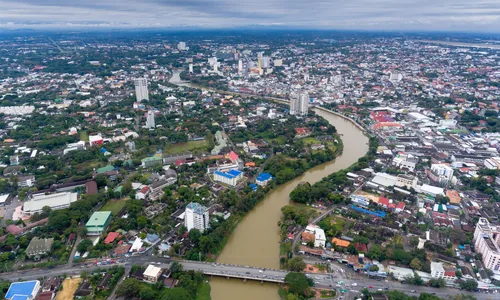 Rive rivière Ping Chiang Mai hôtels avec vue Wat Ket iron bridge
