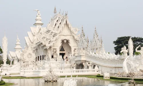 Wat Rong Khun Chiang Rai temple blanc art contemporain Chalermchai