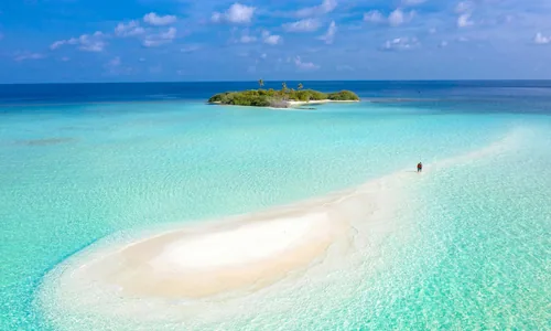 Lagon peu profond Dhiffushi enfants