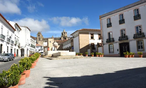 Largo da Porta de Moura, Évora