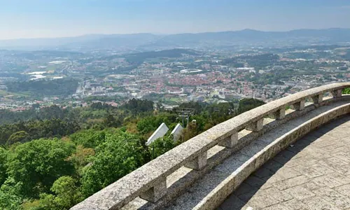 Montagne de la Penha au-dessus de Guimarães