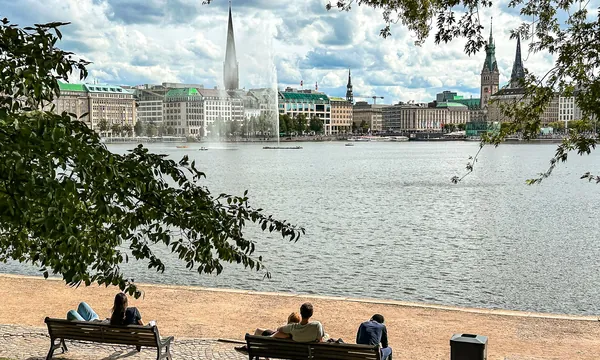Lac Alster et hôtel de ville de Hambourg