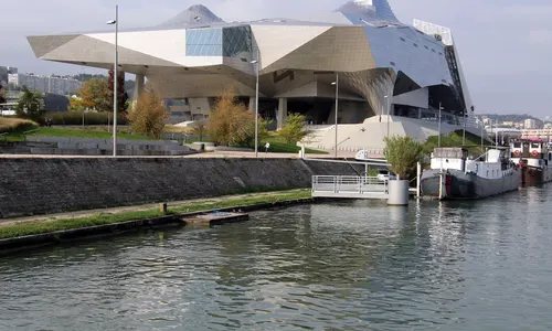 Quartier Confluence à Lyon, architecture moderne et musée