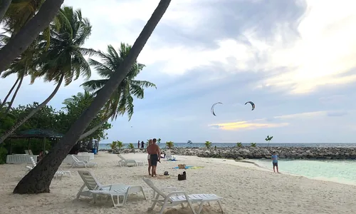 Bikini Beach Maafushi plage touristique transats lagon
