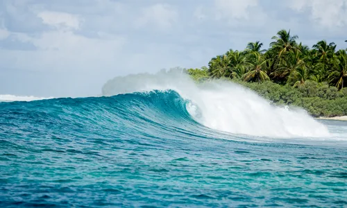 Front est Male spot surf promenade