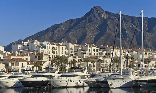 Puerto Banús Marbella, port yachts boutiques luxe