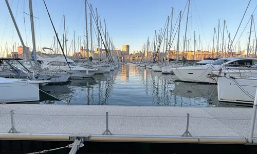 Vieux-Port de Marseille, bateaux et Notre-Dame de la Garde