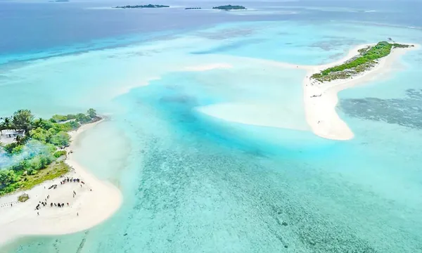 Bikini beach Mathiveri sable clair
