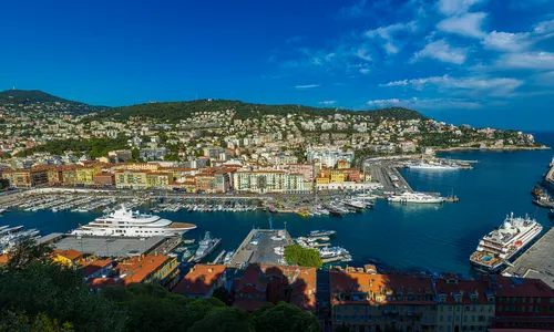 Port Lympia à Nice, bateaux et façades colorées