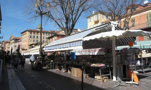 Vieux-Nice et marché aux fleurs Cours Saleya