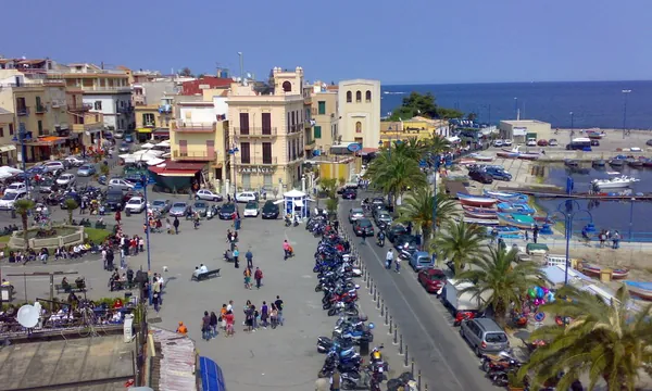 Plage de Mondello près de Palerme, baie et eaux turquoise