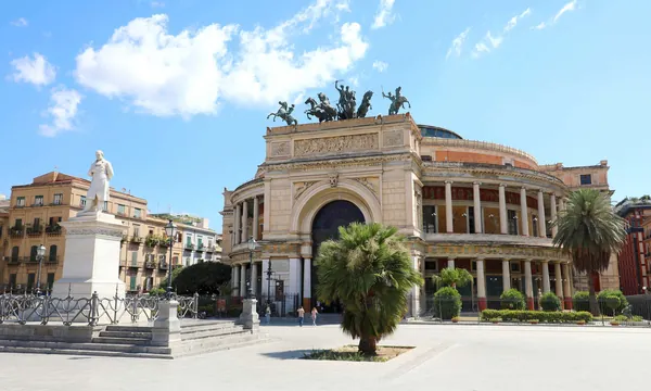 Théâtre Politeama à Palerme, quartier Libertà