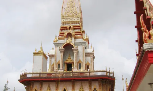 Chalong Bay Phuket avec temple Wat Chalong et communauté musulmane