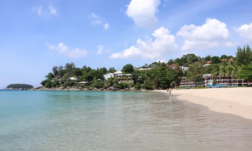 Plage de Kata Phuket, ambiance familiale sable blanc palmiers