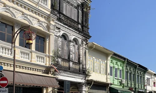Phuket Town vieille ville sino-portugaise Thalang Road façades colorées