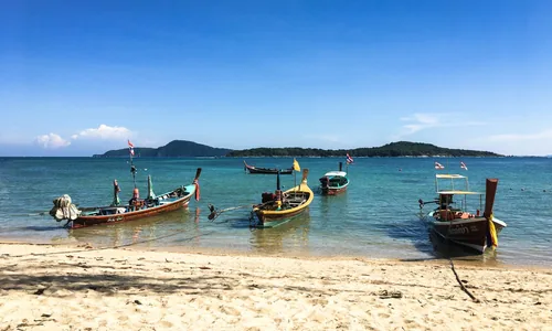 Quartier Rawai Phuket avec bateaux longtail et village musulman local
