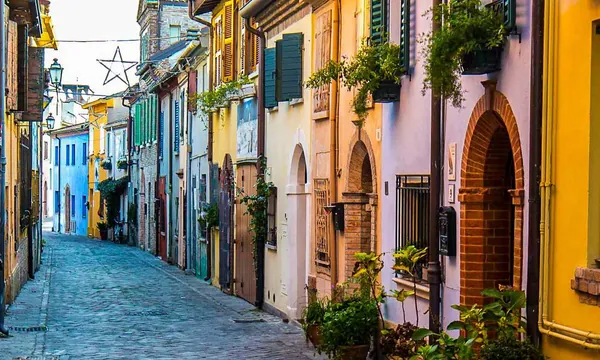 Borgo San Giuliano et ses fresques Fellini