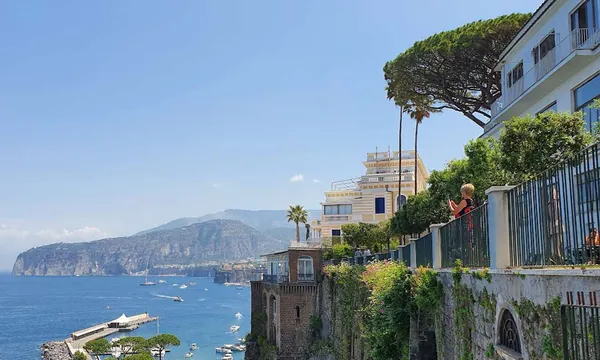 Falaise de Sorrente et baie de Naples