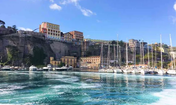 Port de Sorrente, ferries pour Capri