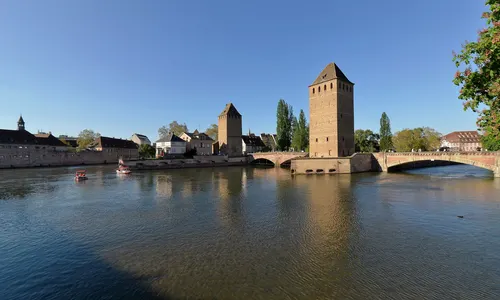 Petite France à Strasbourg, maisons à colombages au bord de l'Ill