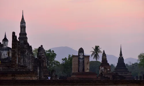 Nouvelle ville Sukhothai marche nuit riviere Yom commerces