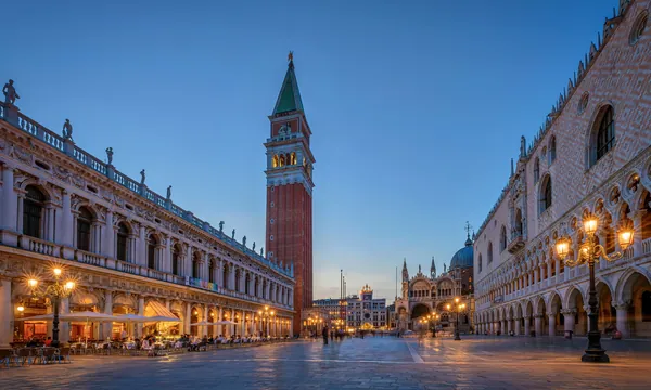 Place Saint-Marc à Venise, basilique et campanile