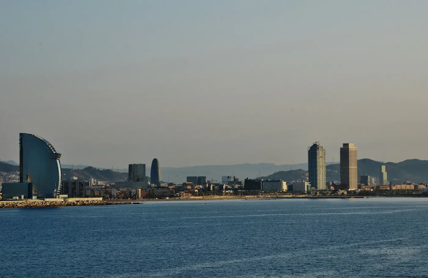 Le front de mer de la Barceloneta et la skyline de Barcelone depuis la mer